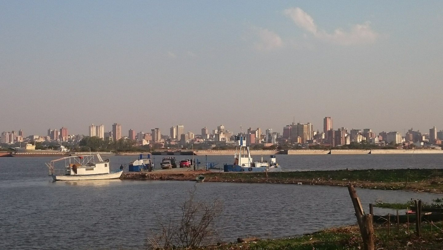 Lo skyline di Asunción visto dal fiume